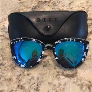 DIFF Rose sunglasses black and white + blue mirror